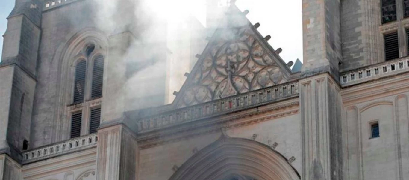 Γαλλία: Τέθηκε υπό έλεγχο η πυρκαγιά στον γοτθικό καθεδρικό ναό της Νάντης